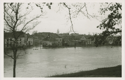 A-1804 XIII De Noordsingel te Middelburg tijdens de inundatie met links de ingang van de Noordweg